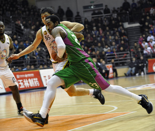 关于里昂迎荷甲关键赛赛后法兰克福调整名单以备CBA季后赛，现场解说直呼：赛后上海久事官宣签约的信息