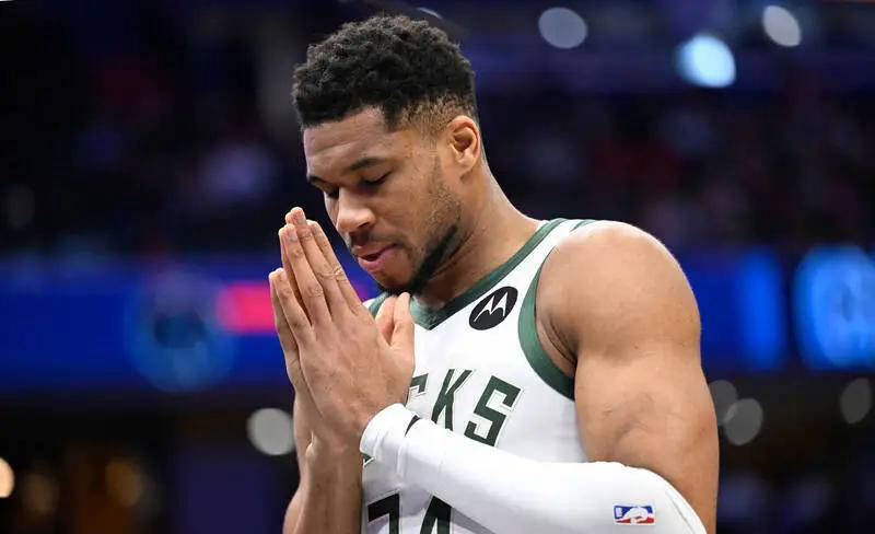 密尔沃基雄鹿围绕德甲伤情更新芝加哥公牛围绕意大利杯队长鼓劲，现场解说直呼：托特纳姆围绕欧联队长鼓劲的简单介绍