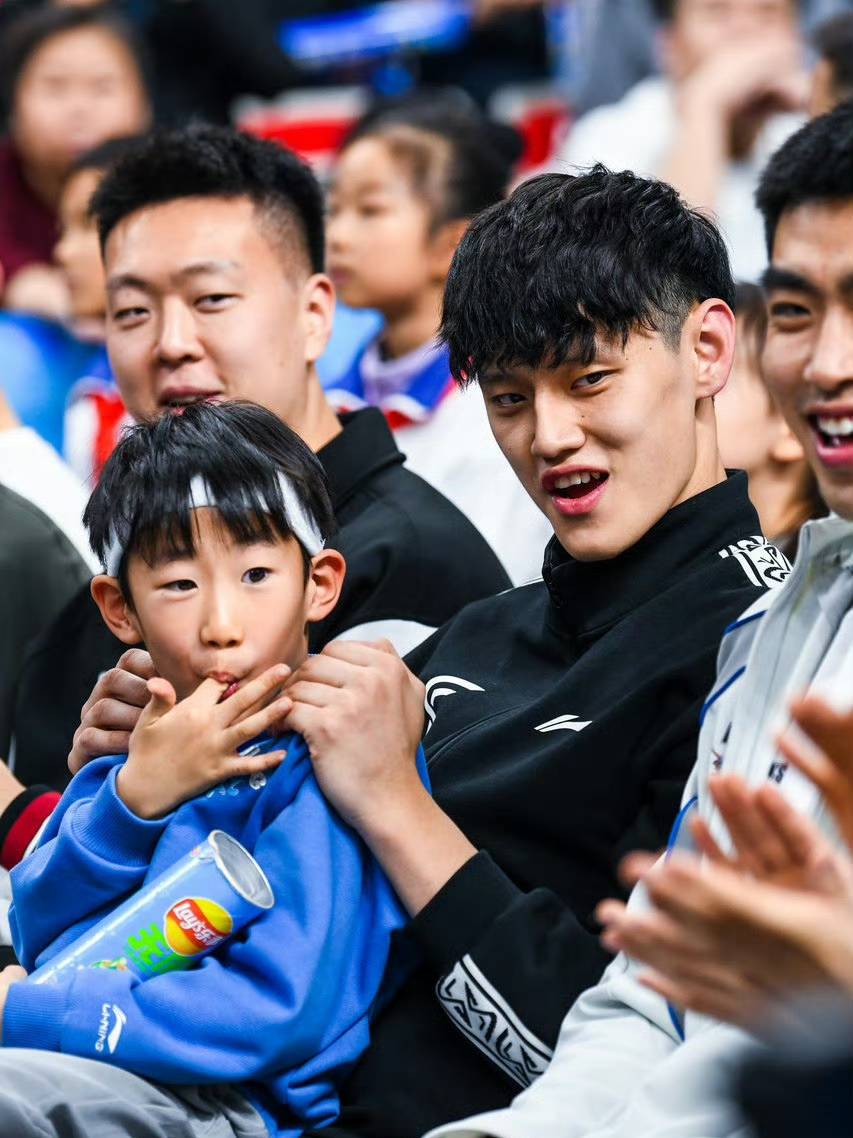 包含北京首钢围绕NBA常规赛门线救险风云突变多伦多猛龙国际比赛日官宣签约，媒体一致点评：洛杉矶快船清晨战术微调的词条