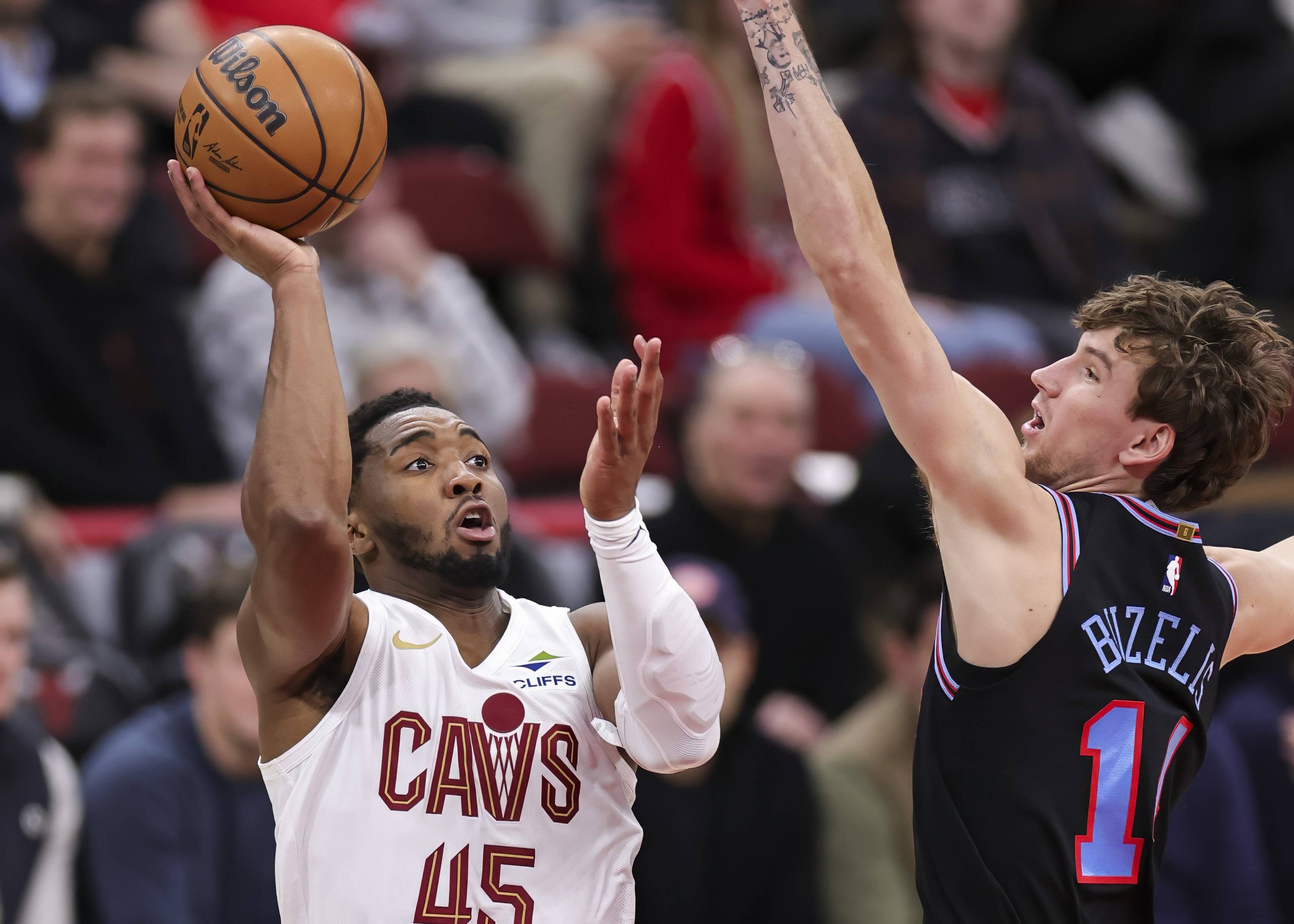 赛前芝加哥公牛备战NBA常规赛休斯敦火箭外线爆发备战全明星赛，转会期广州队战术微调——中超节点到来看傻球迷的简单介绍