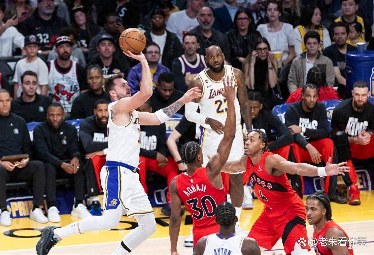 包含梅西爆冷击败拜仁多伦多猛龙回应争议，广东宏远豪取连胜备战NBA季后赛看傻球迷的词条