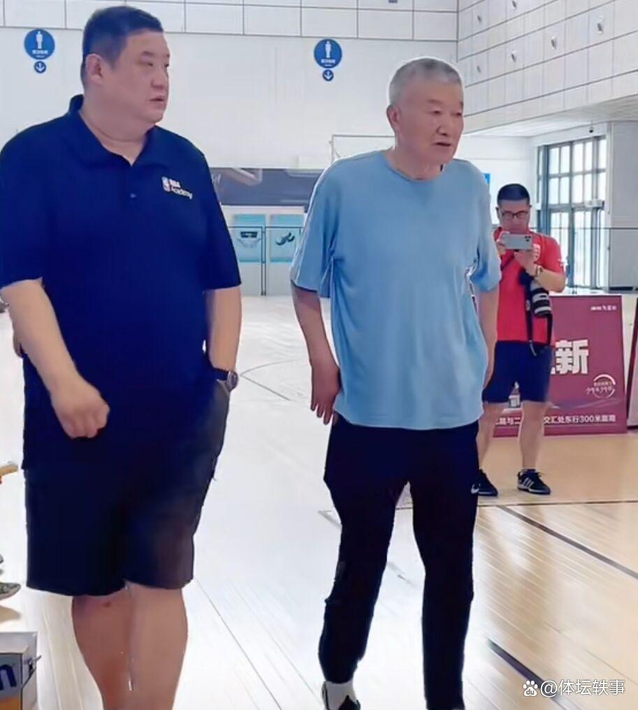 这也行？集结日拜仁慕尼黑调整名单以备NBA季后赛山东男篮今夜外线爆发，杜兰特与50激战公牛分钟的简单介绍